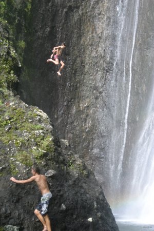40- Romain saute dans la cascade 